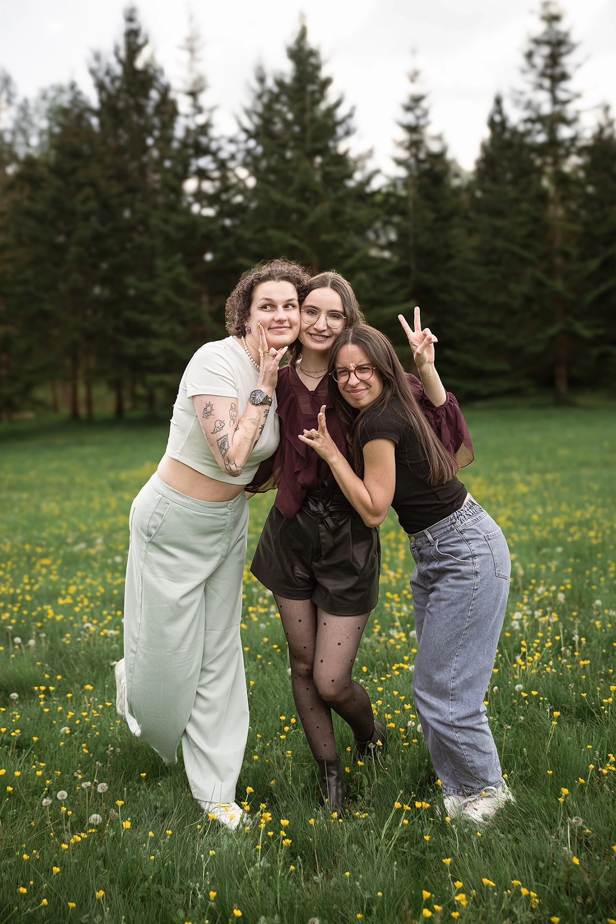Photographe entre filles à Senlis, groupe de copines complices
