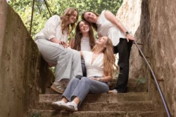 Photos entre copines à Chantilly, moment naturel et spontané dans les vieilles rues