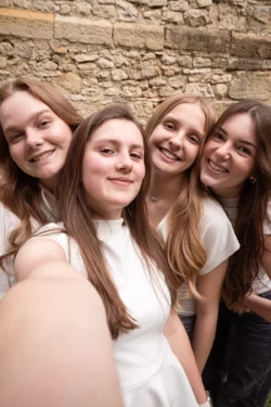 Séance photo EVJF dans l'Oise, bande d'amies en plein selfie